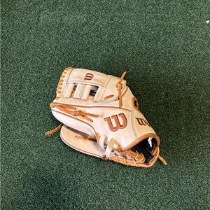 Wilson a2000 left hand throw baseball glove